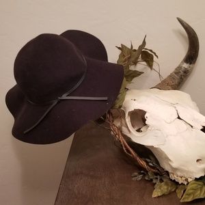 Wide-brimmed black floppy sun hat